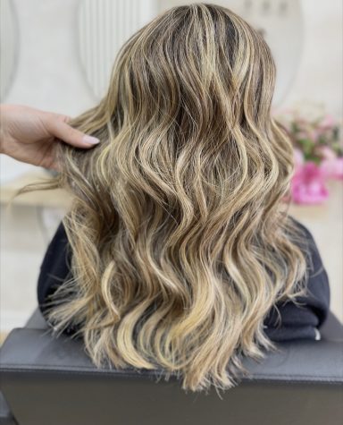 Cabello largo con ondas suaves y tonos rubios, visto desde atrás.