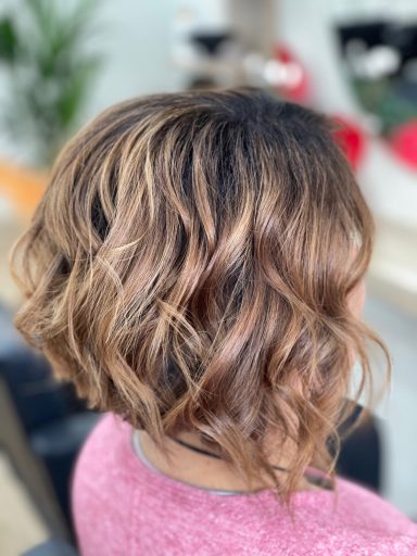 Peinado bob con ondas suaves y color rubio degradado.