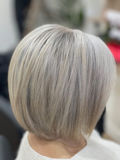 Cabello corto y lacio de color plata, peinado hacia atrás en un estilo moderno.